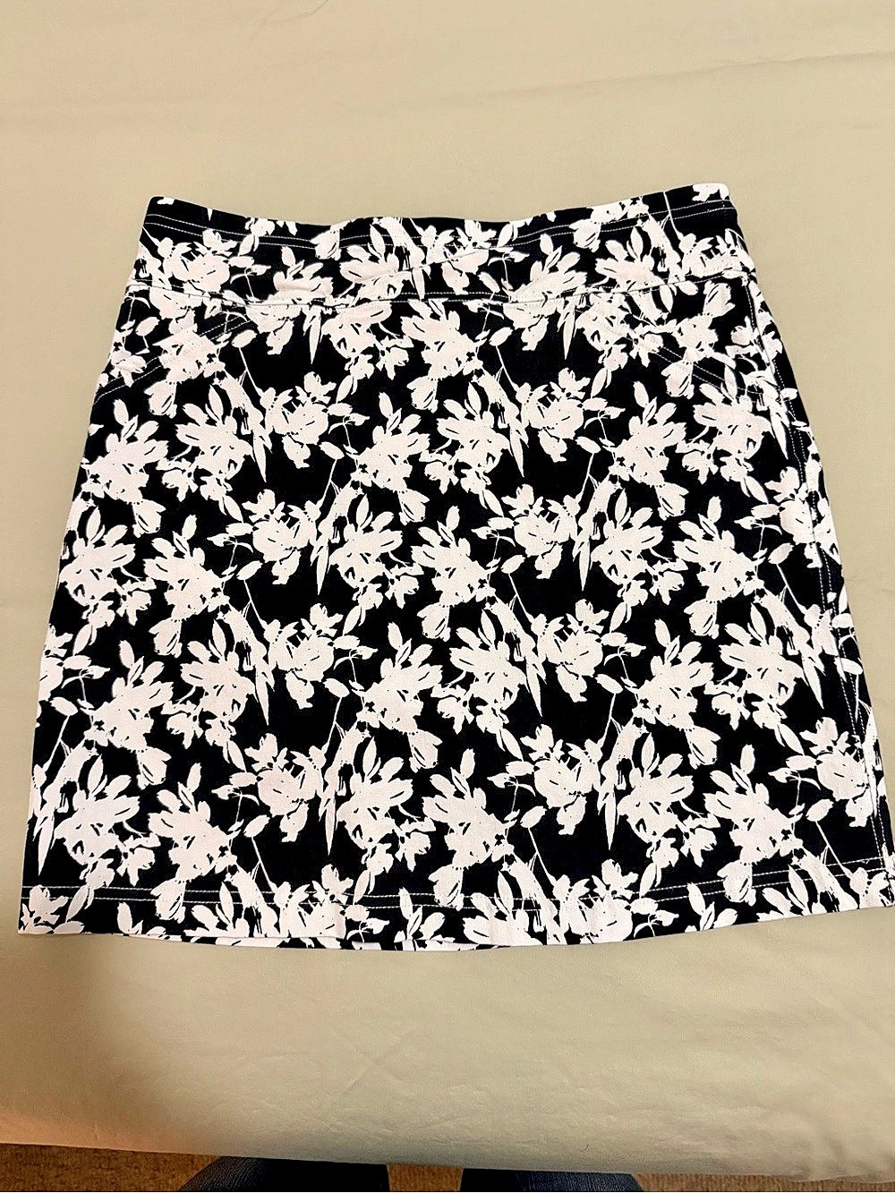 Mario Serrani Floral Skort,
Size Small. New without tags